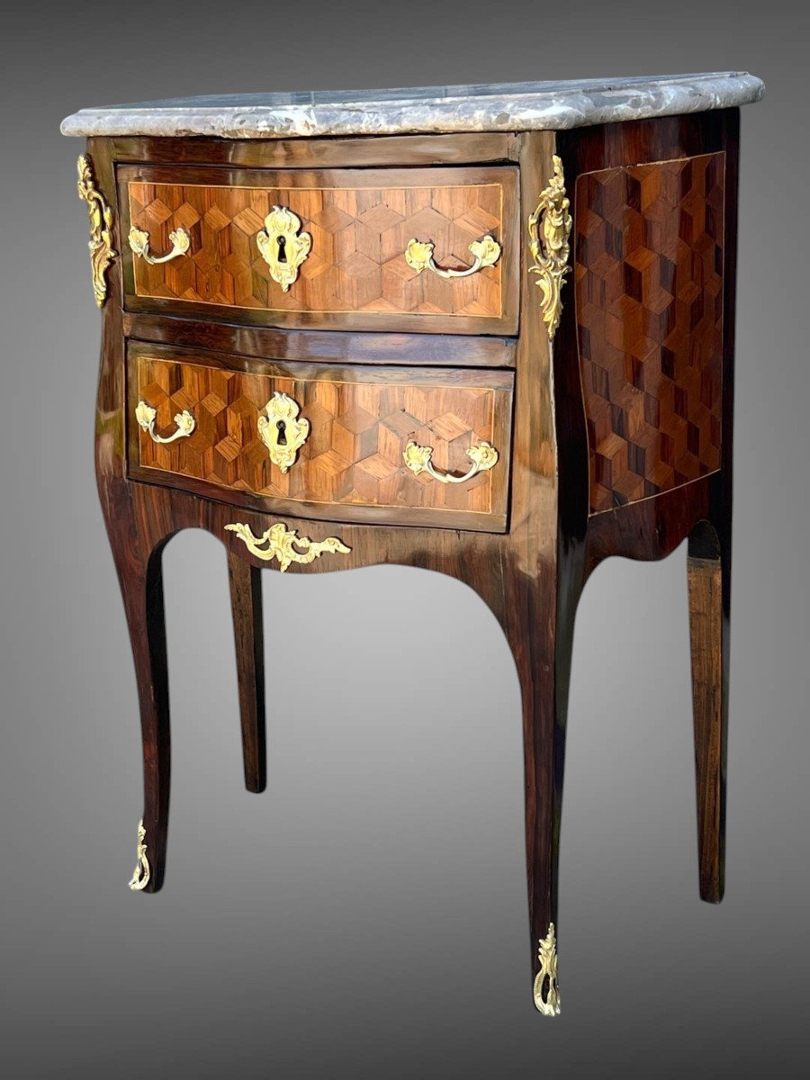 COMMODE XVIIIe ÉPOQUE LOUIS XV EN MARQUETERIE ORNÉE DE BRONZE / DESSUS MARBRE-photo-4