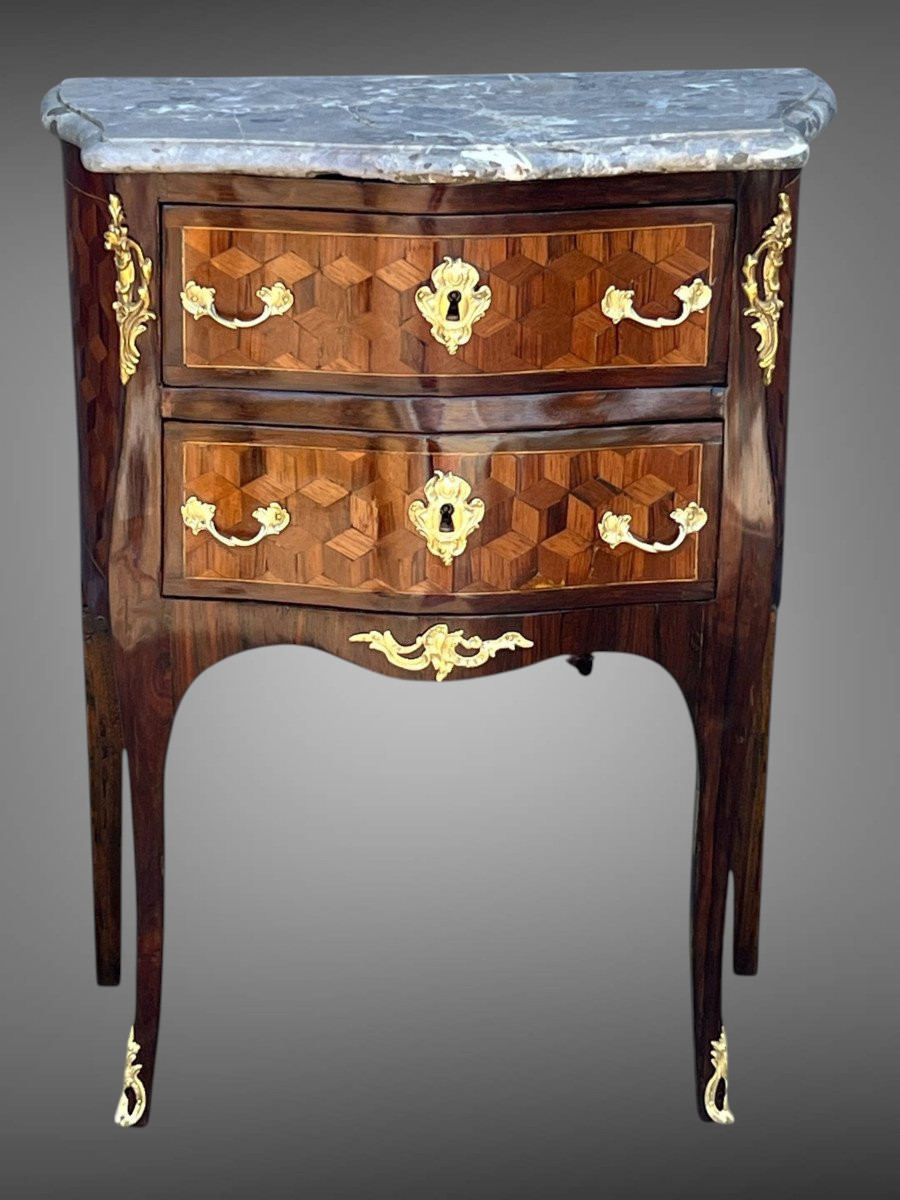 COMMODE XVIIIe ÉPOQUE LOUIS XV EN MARQUETERIE ORNÉE DE BRONZE / DESSUS MARBRE