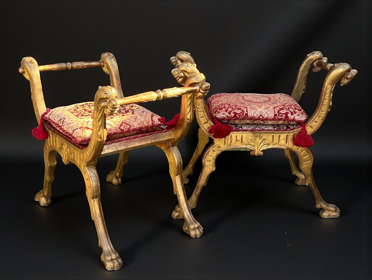 PAIRE DE TABOURETS CURULE ITALIEN DU XIXe EN BOIS SCULPTÉ ET DORÉ AVEC COUSSINS-photo-2