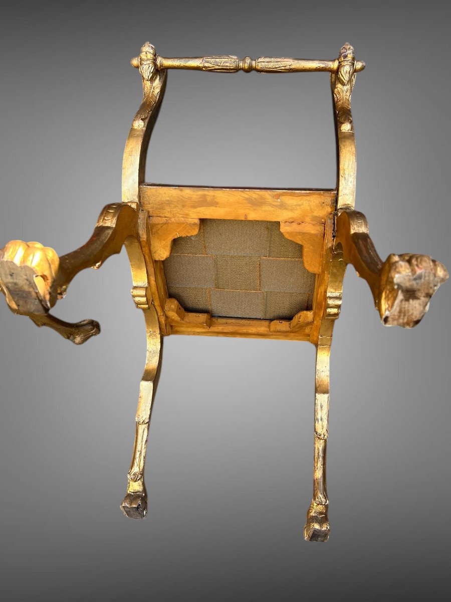PAIRE DE TABOURETS CURULE ITALIEN DU XIXe EN BOIS SCULPTÉ ET DORÉ AVEC COUSSINS-photo-1