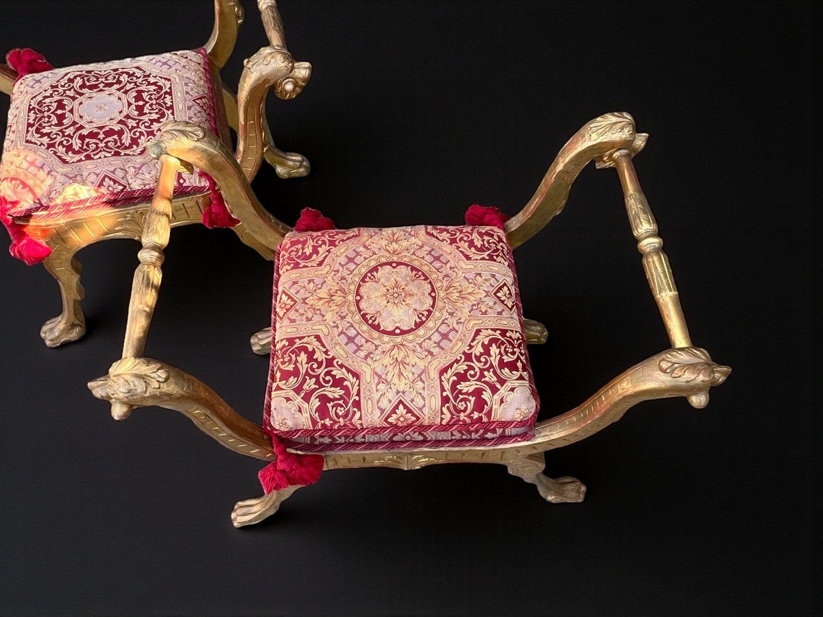 PAIRE DE TABOURETS CURULE ITALIEN DU XIXe EN BOIS SCULPTÉ ET DORÉ AVEC COUSSINS-photo-2