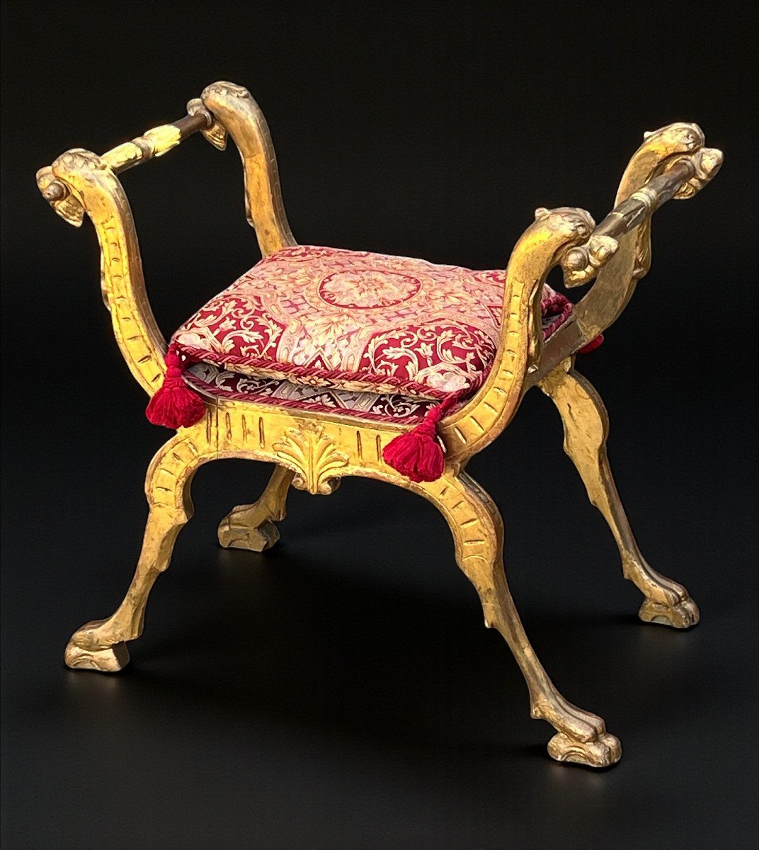 PAIRE DE TABOURETS CURULE ITALIEN DU XIXe EN BOIS SCULPTÉ ET DORÉ AVEC COUSSINS-photo-3