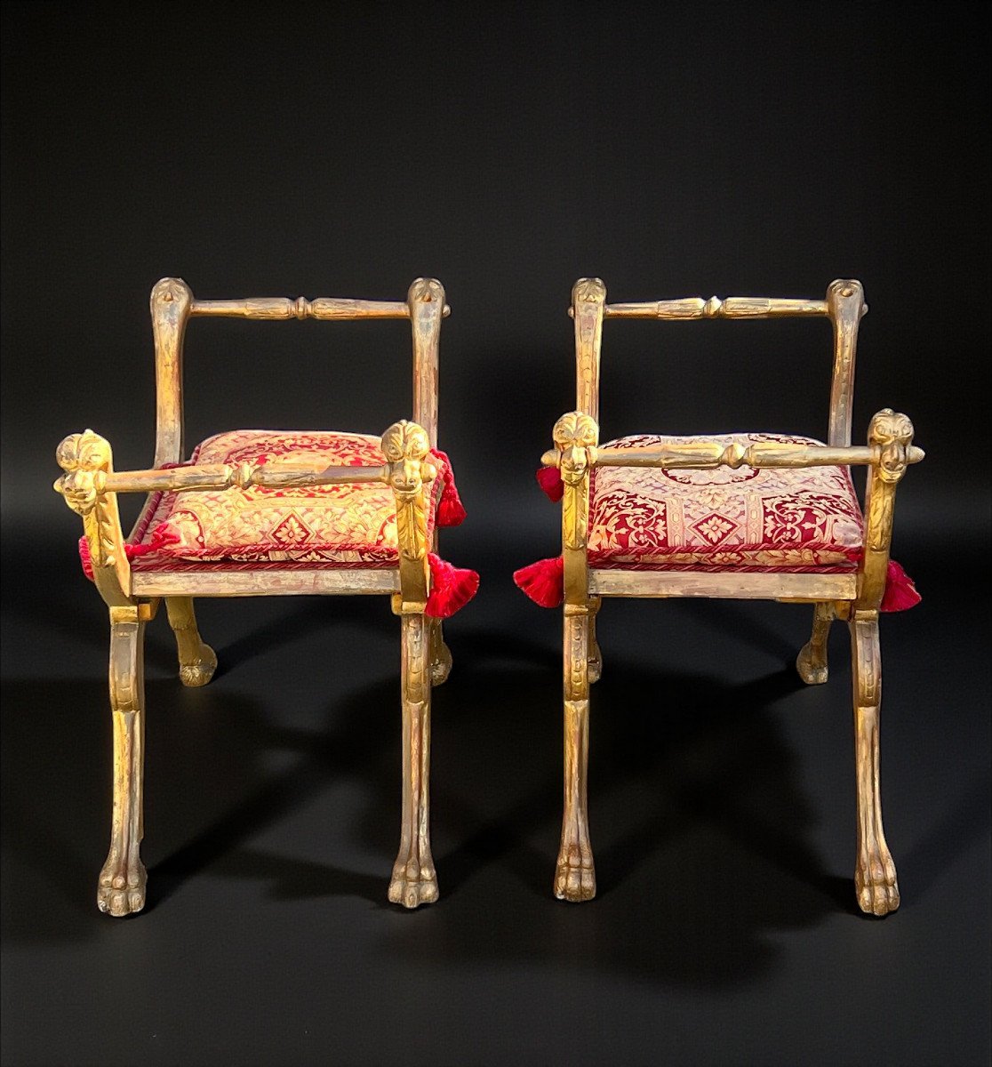 PAIRE DE TABOURETS CURULE ITALIEN DU XIXe EN BOIS SCULPTÉ ET DORÉ AVEC COUSSINS-photo-4