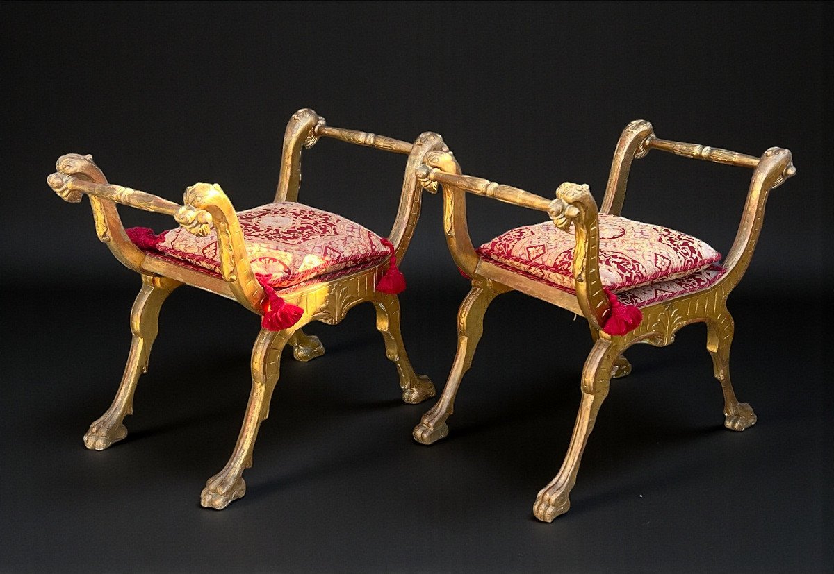 PAIRE DE TABOURETS CURULE ITALIEN DU XIXe EN BOIS SCULPTÉ ET DORÉ AVEC COUSSINS-photo-5
