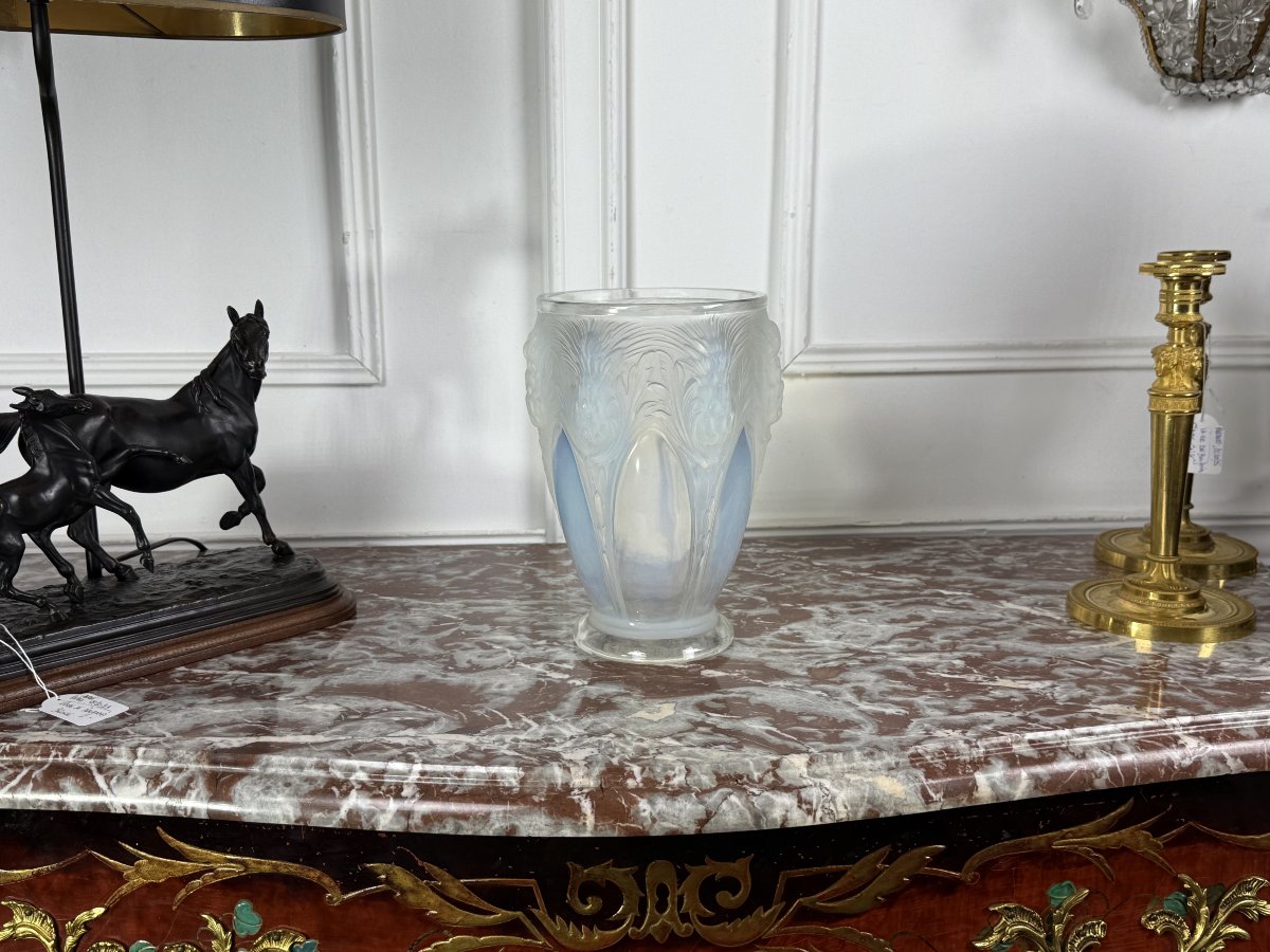 Large Art Nouveau Vase Decorated With Thistles, Made Of Opalescent Verlys Glass-photo-1