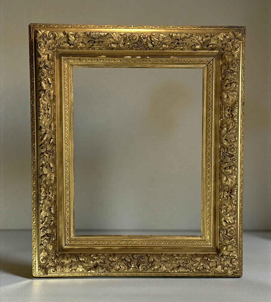 CADRE XIXe RICHEMENT SCULPTÉ EN BOIS ET STUC DORÉ POUR PEINTURE 43 cm x 34 cm