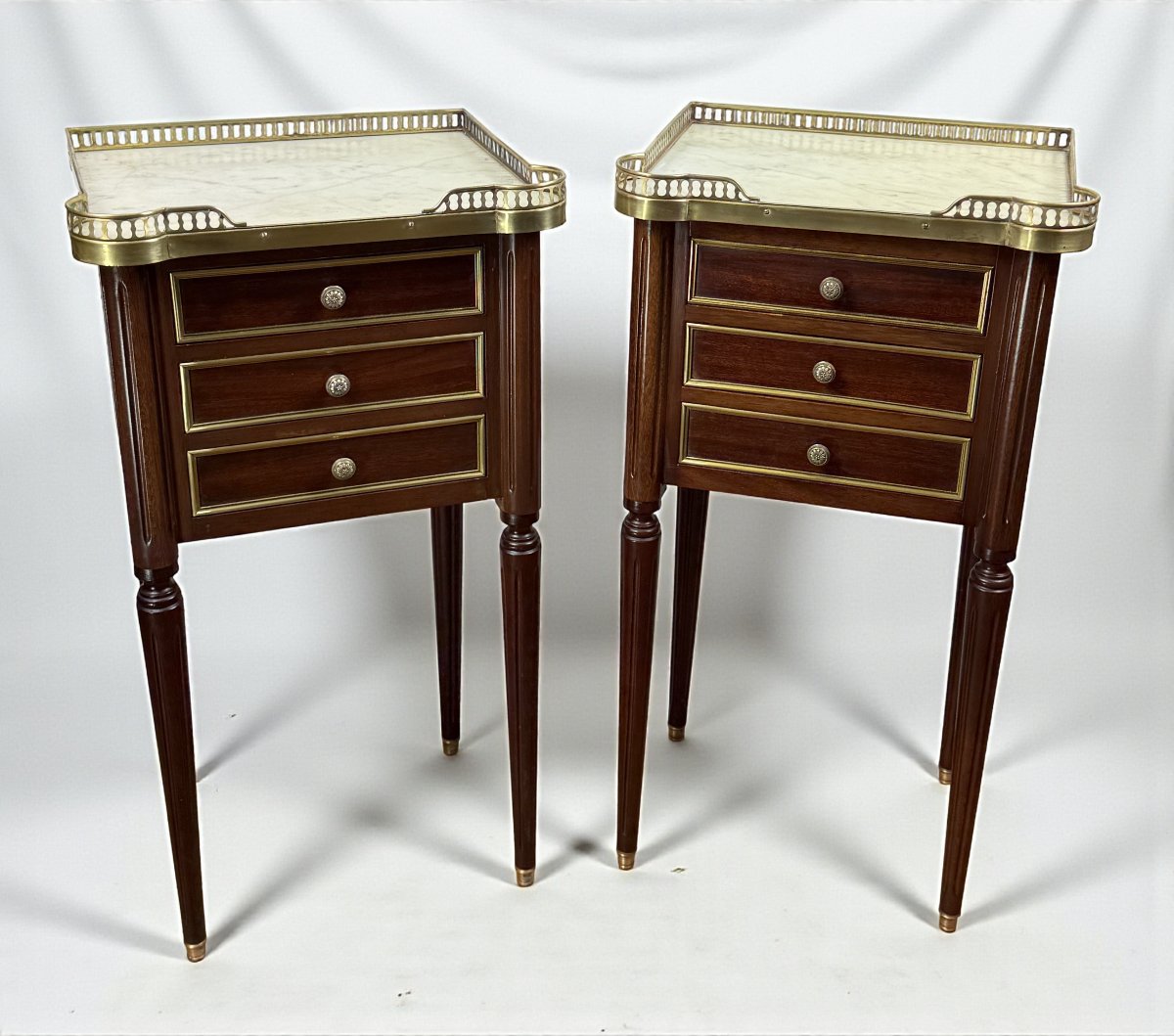 PAIRE DE CHEVETS DE STYLE LOUIS XVI EN ACAJOU AVEC DESSUS MARBRE BLANC-photo-2