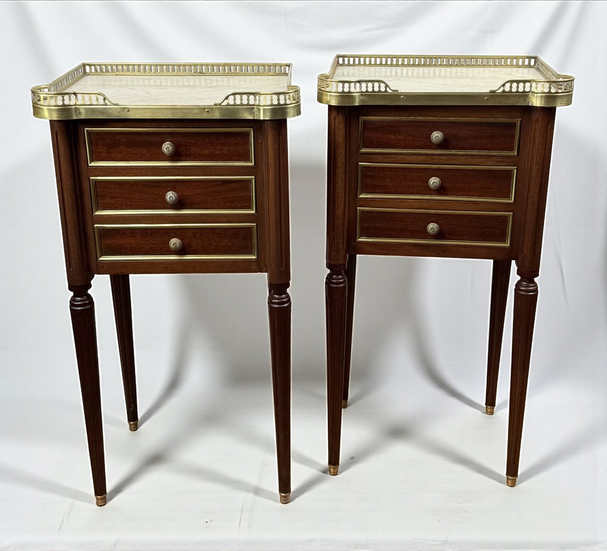 PAIRE DE CHEVETS DE STYLE LOUIS XVI EN ACAJOU AVEC DESSUS MARBRE BLANC-photo-3