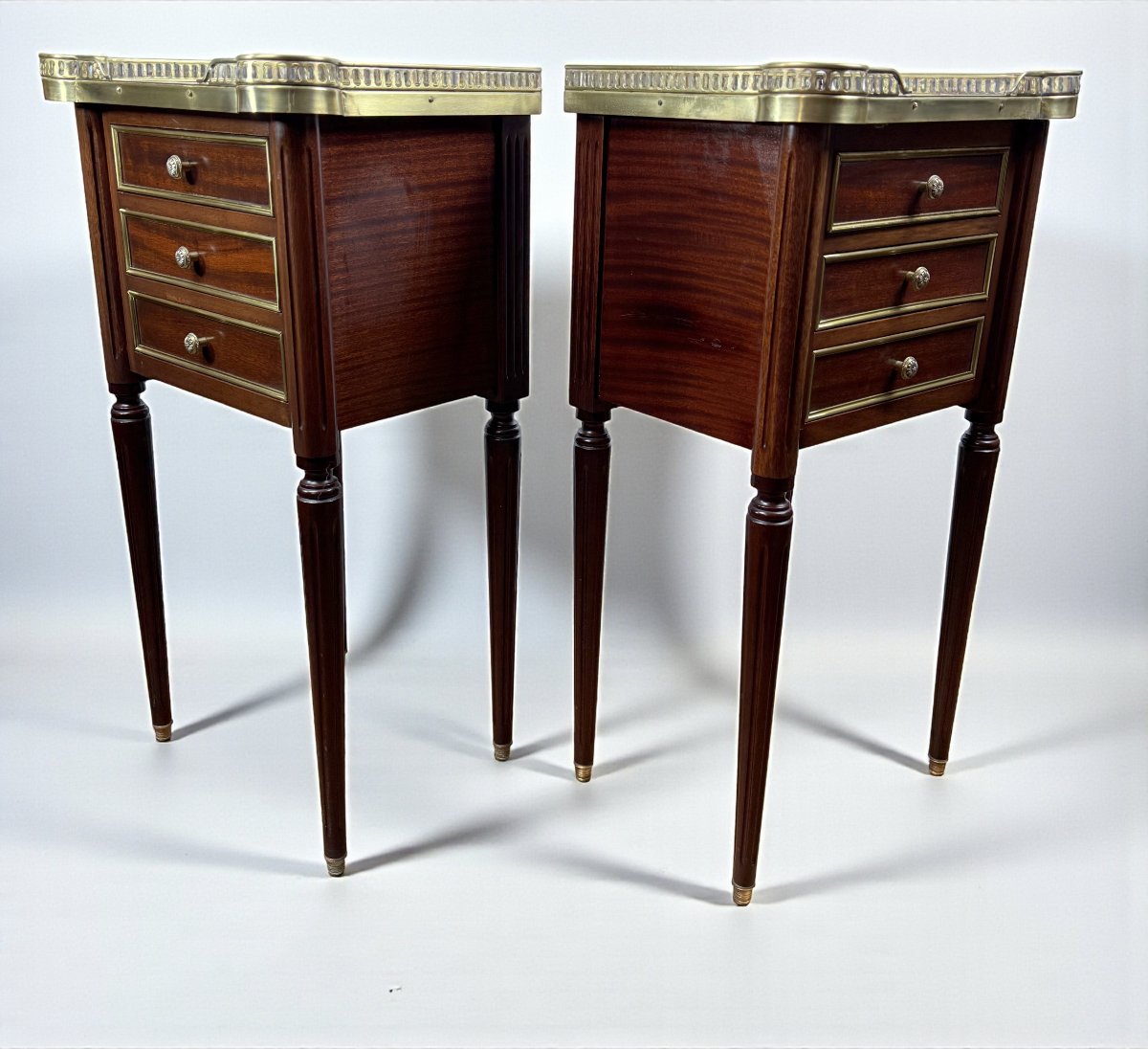 PAIRE DE CHEVETS DE STYLE LOUIS XVI EN ACAJOU AVEC DESSUS MARBRE BLANC-photo-4