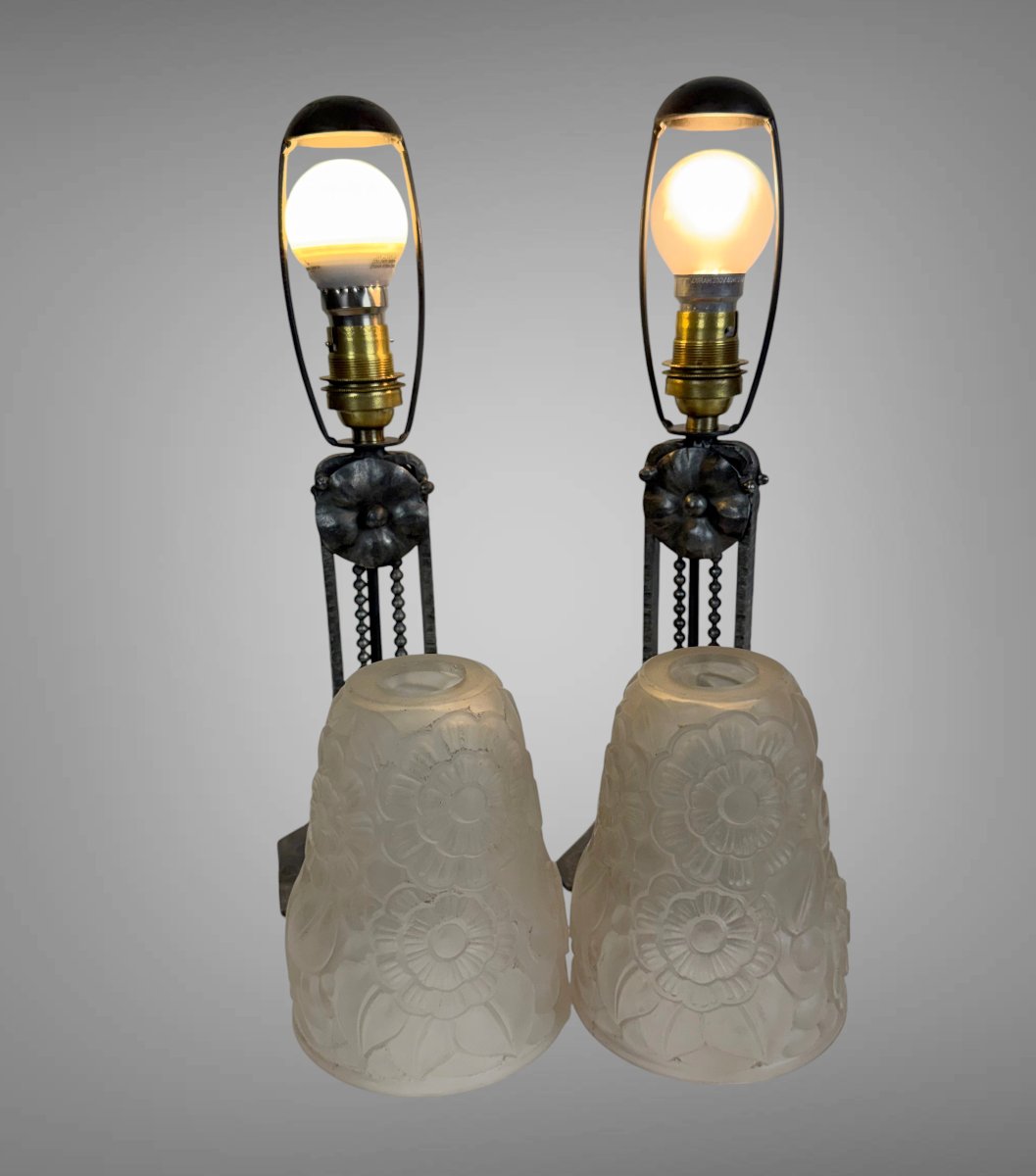 PAIRE DE LAMPES ÉPOQUE ART DÉCO EN FER FORGÉ AVEC TULIPES EN VERRE MOULÉ PRESSÉ-photo-5