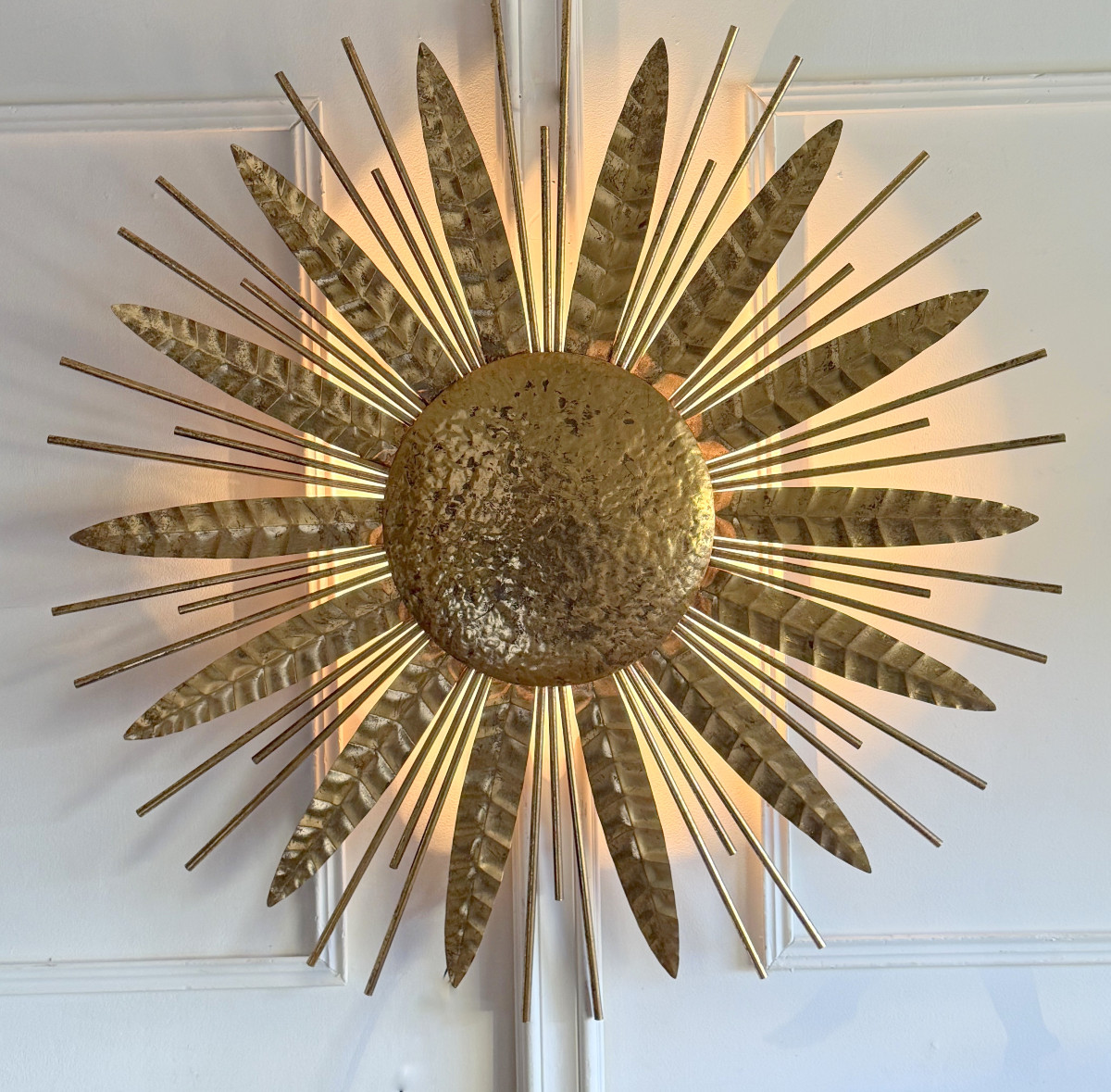 GRANDE APPLIQUE SOLEIL EN METAL DORÉ MARTELÉ DE 90 CM DE DIAMETRE DES ANNÉES 70