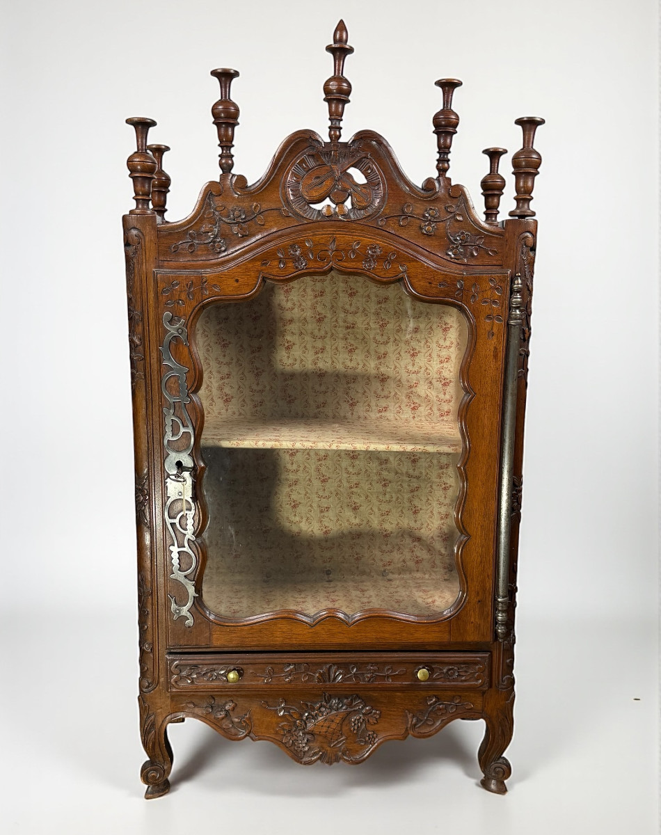 PETITE VITRINE PROVENÇALE DU XVIe EN NOYER DE STYLE LOUIS XV
