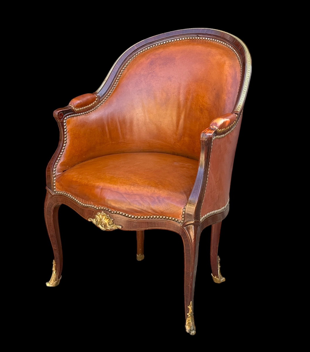FAUTEUIL DE BUREAU ANCIEN DE STYLE LOUIS XV EN ACAJOU ORNÉ DE BRONZE ET CUIR