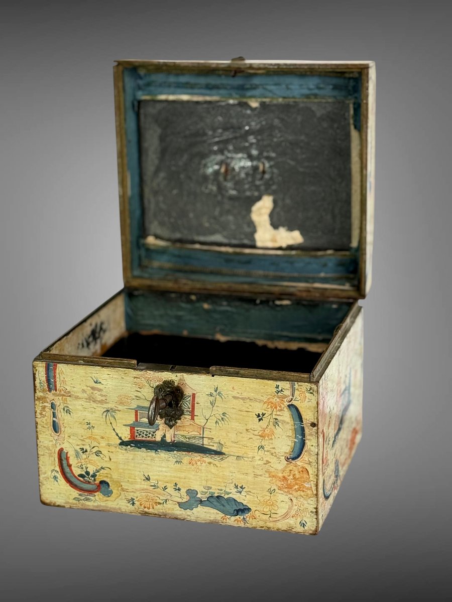 17th Century Decorative Travel Box In Polychrome Painted Wood On A Light Background-photo-3