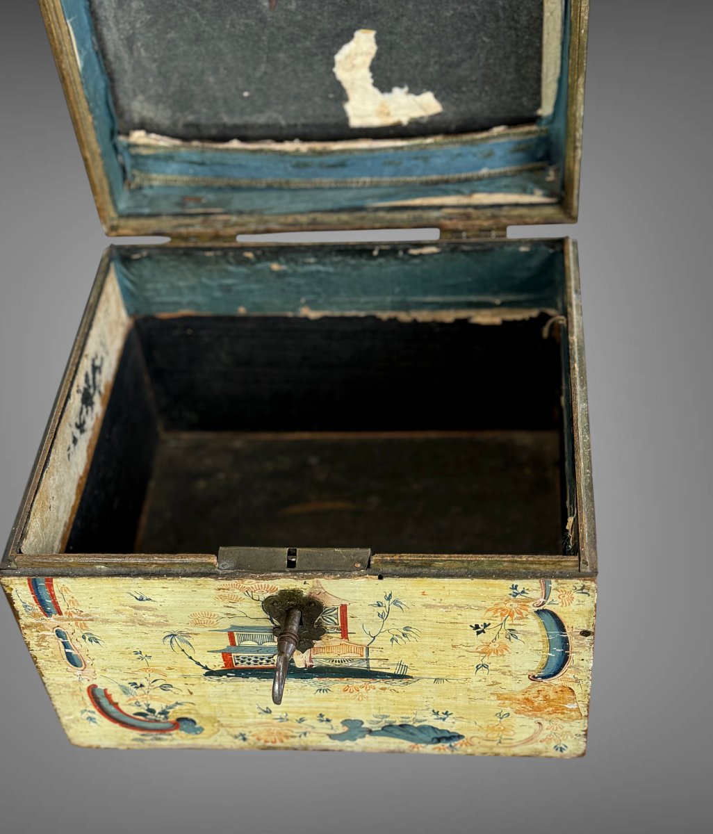 17th Century Decorative Travel Box In Polychrome Painted Wood On A Light Background-photo-4