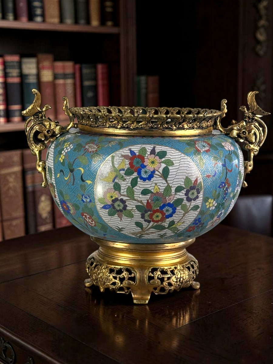 CACHE POT EN BRONZE CISELÉ ET EMAUX CLOISONNÉS A DECOR DE FLEURS ET OISEAUX-photo-2