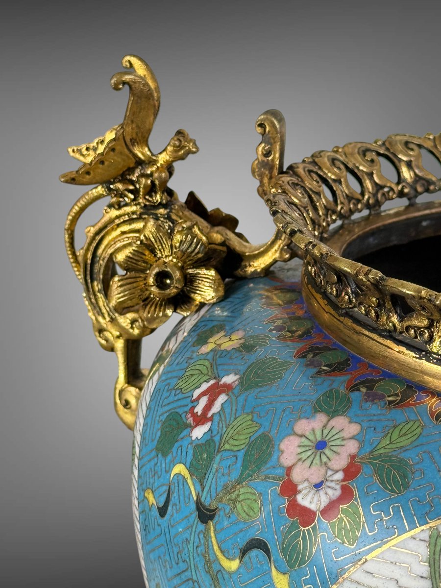 CACHE POT EN BRONZE CISELÉ ET EMAUX CLOISONNÉS A DECOR DE FLEURS ET OISEAUX-photo-8