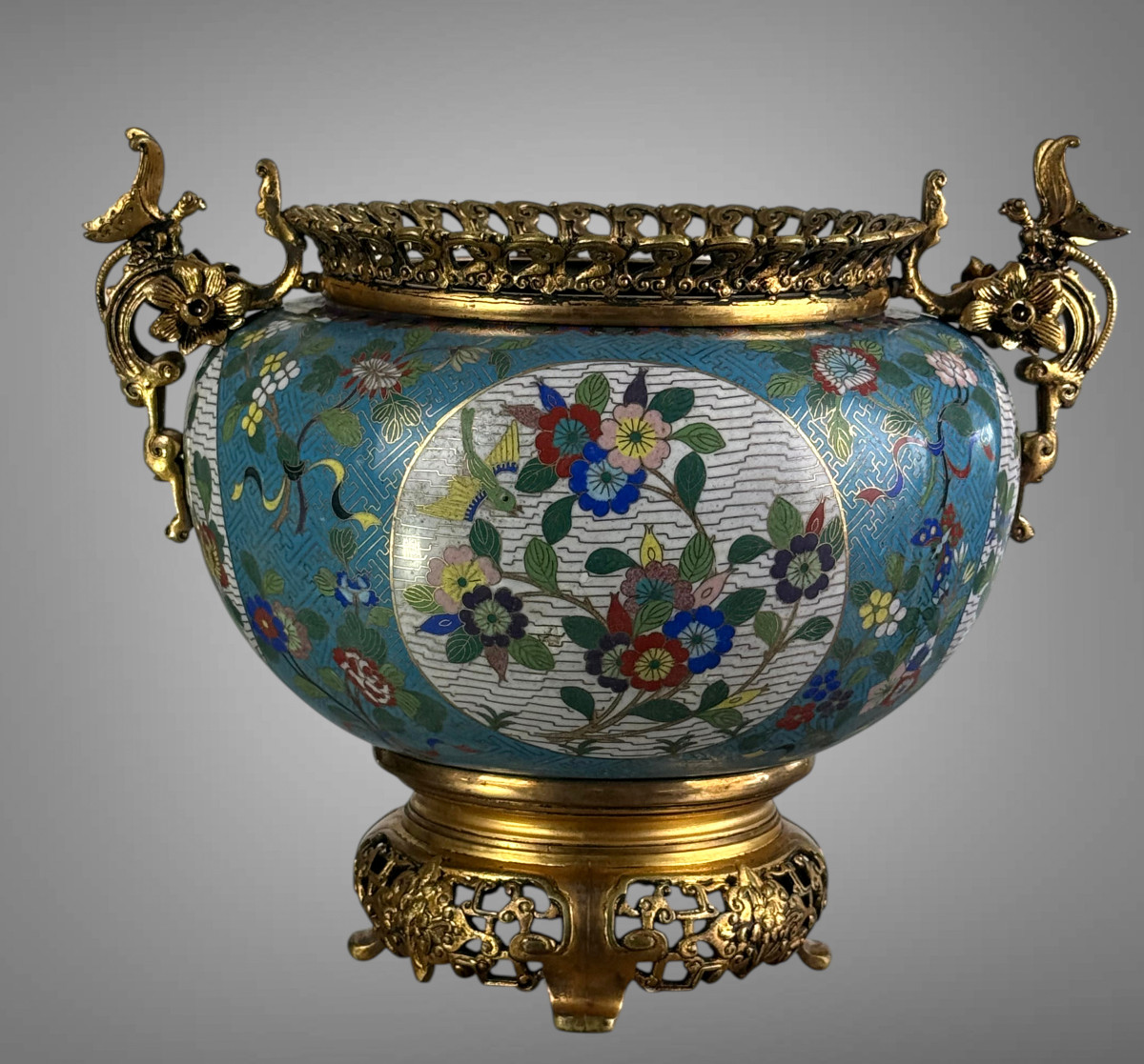 CACHE POT EN BRONZE CISELÉ ET EMAUX CLOISONNÉS A DECOR DE FLEURS ET OISEAUX
