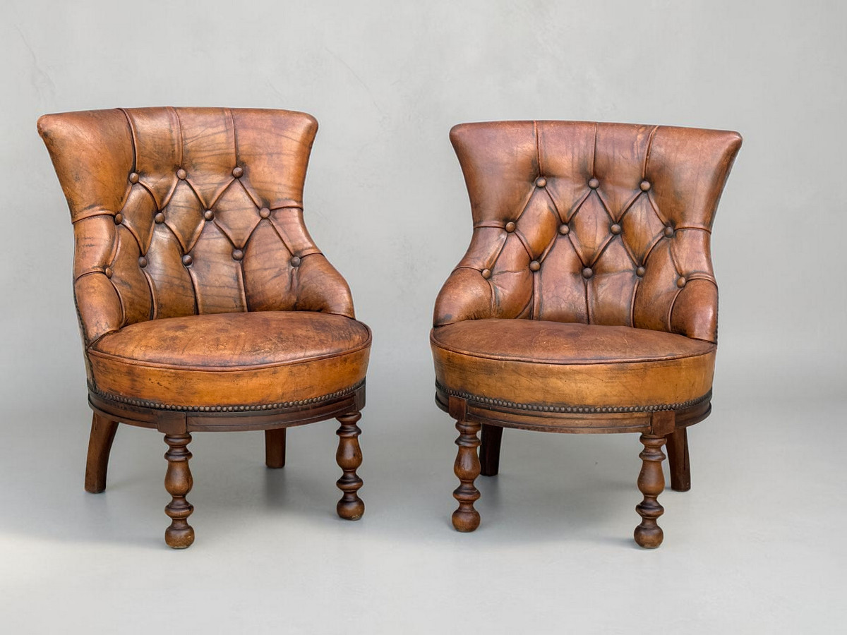 PAIRE DE CHAISES DE LECTURE DE STYLE VICTORIEN EN CUIR VÉRITABLE DES ANNÉES 60