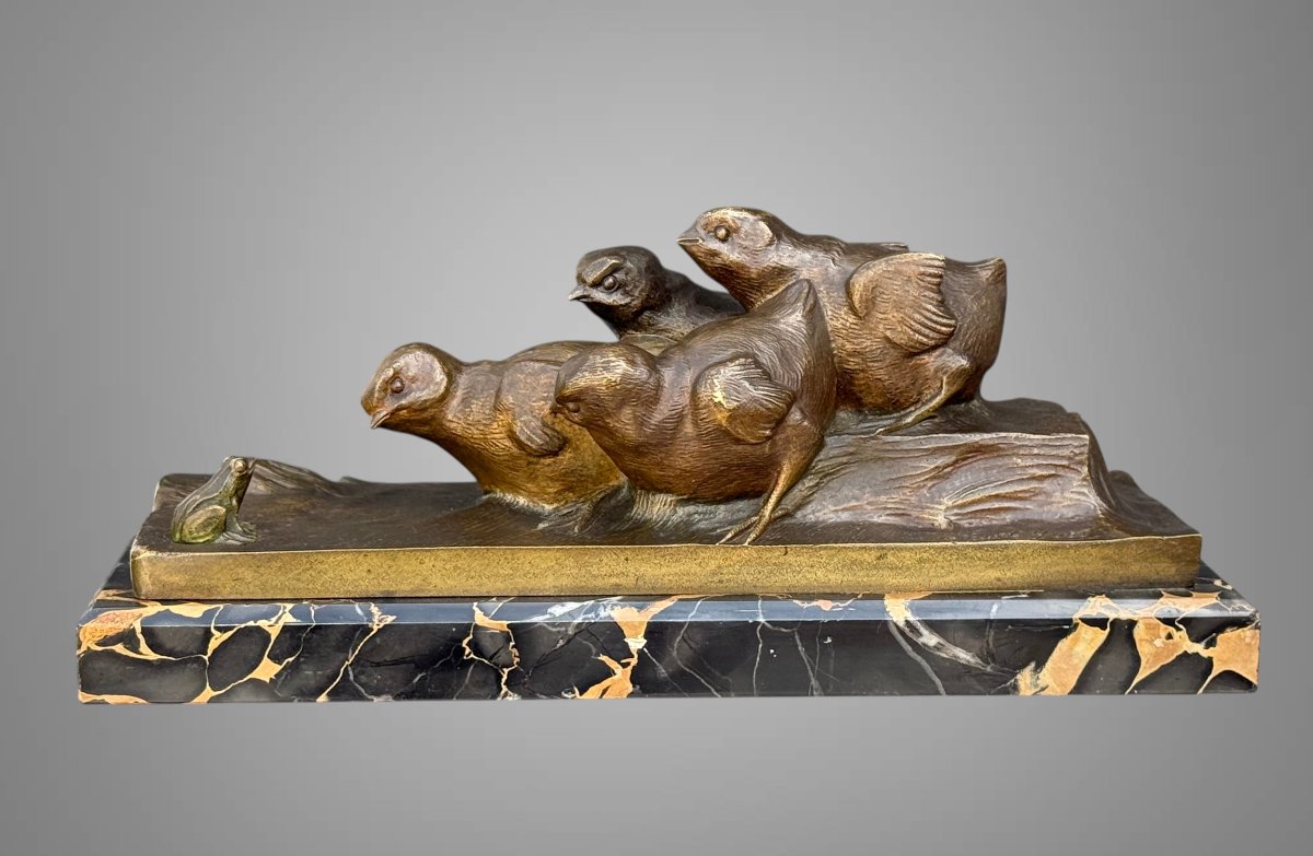 BRONZE ART DECO SUR MARBRE REPRESENTANT DES POUSSINS ET UNE GRENOUILLE " SIGNÉ "-photo-3