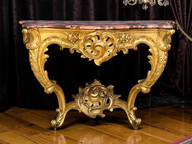 CONSOLE ÉPOQUE XIXe EN BOIS DORÉ ET SCULPTÉ AVEC UN DESSUS MARBRE ROUGE VEINÉ