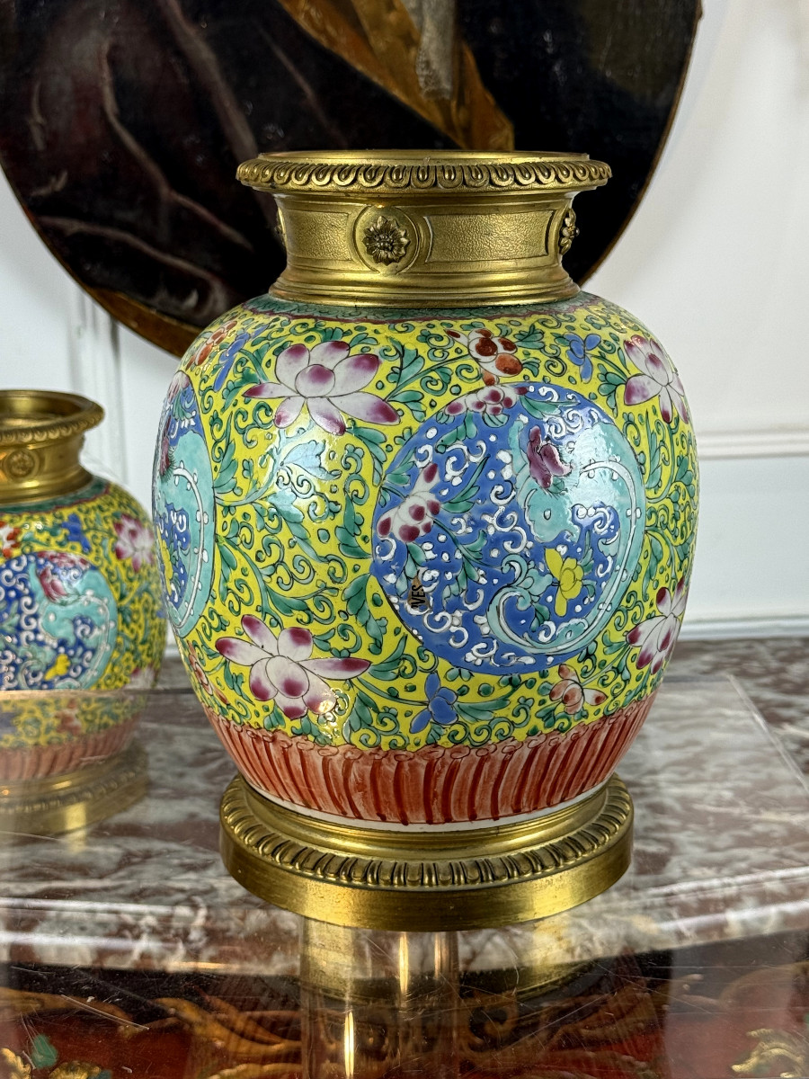 PAIRE DE POTS CHINOIS DU 18eme EN PORCELAINE POLYCHROME ORNÉS DE BRONZE DORÉ-photo-3
