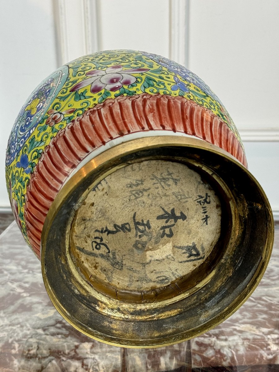 PAIRE DE POTS CHINOIS DU 18eme EN PORCELAINE POLYCHROME ORNÉS DE BRONZE DORÉ-photo-1