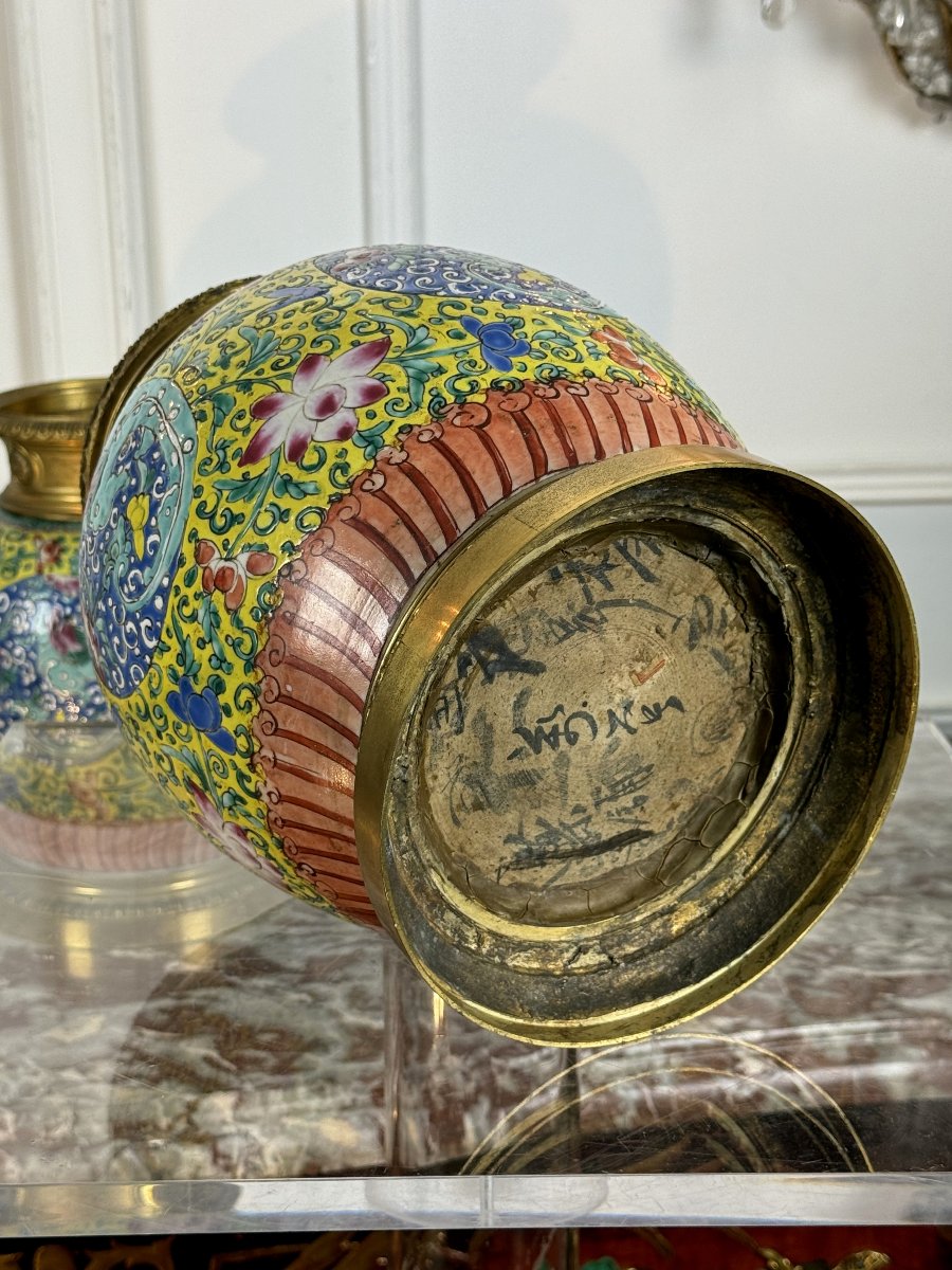 PAIRE DE POTS CHINOIS DU 18eme EN PORCELAINE POLYCHROME ORNÉS DE BRONZE DORÉ-photo-2