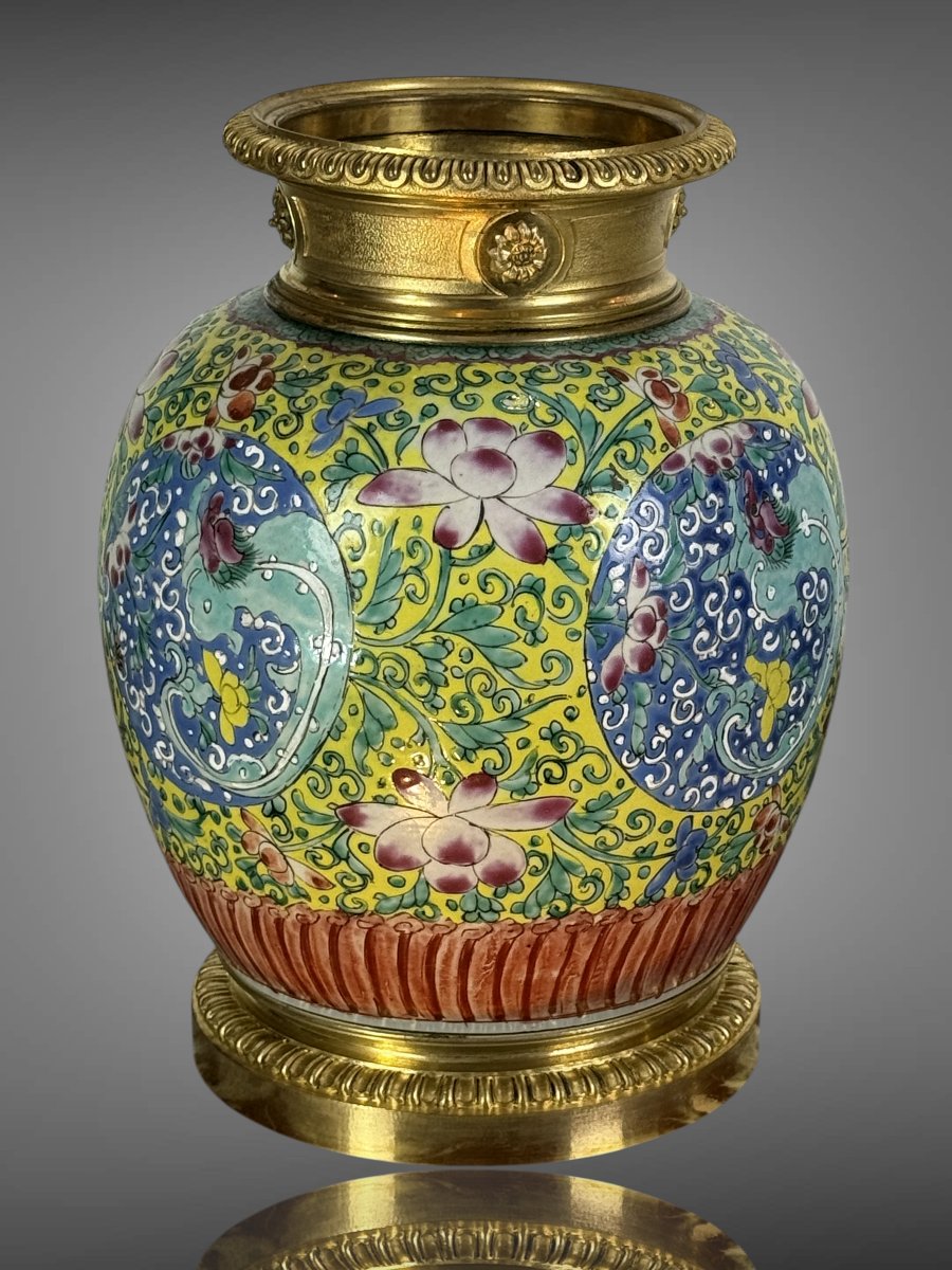 PAIRE DE POTS CHINOIS DU 18eme EN PORCELAINE POLYCHROME ORNÉS DE BRONZE DORÉ-photo-4
