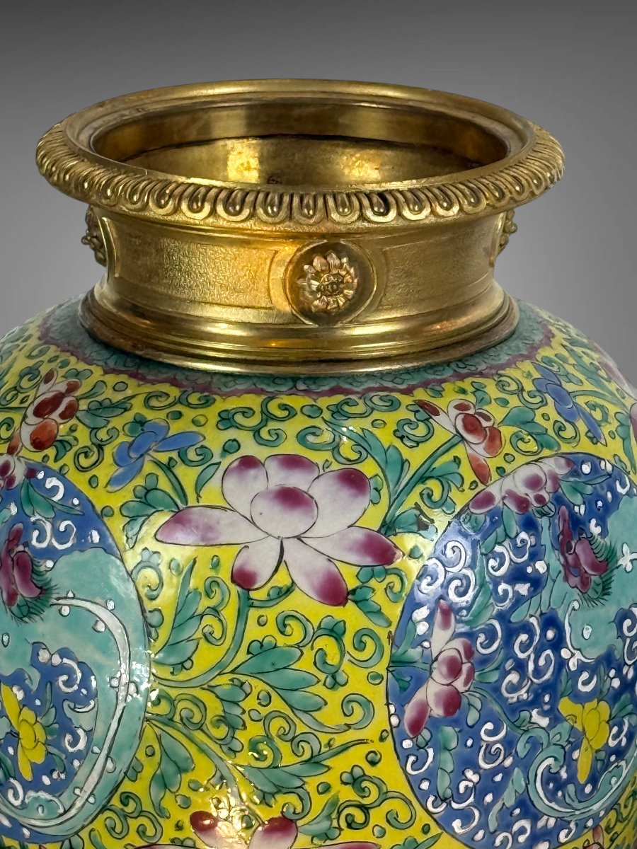 PAIRE DE POTS CHINOIS DU 18eme EN PORCELAINE POLYCHROME ORNÉS DE BRONZE DORÉ-photo-5