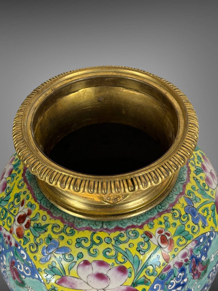 PAIRE DE POTS CHINOIS DU 18eme EN PORCELAINE POLYCHROME ORNÉS DE BRONZE DORÉ-photo-7