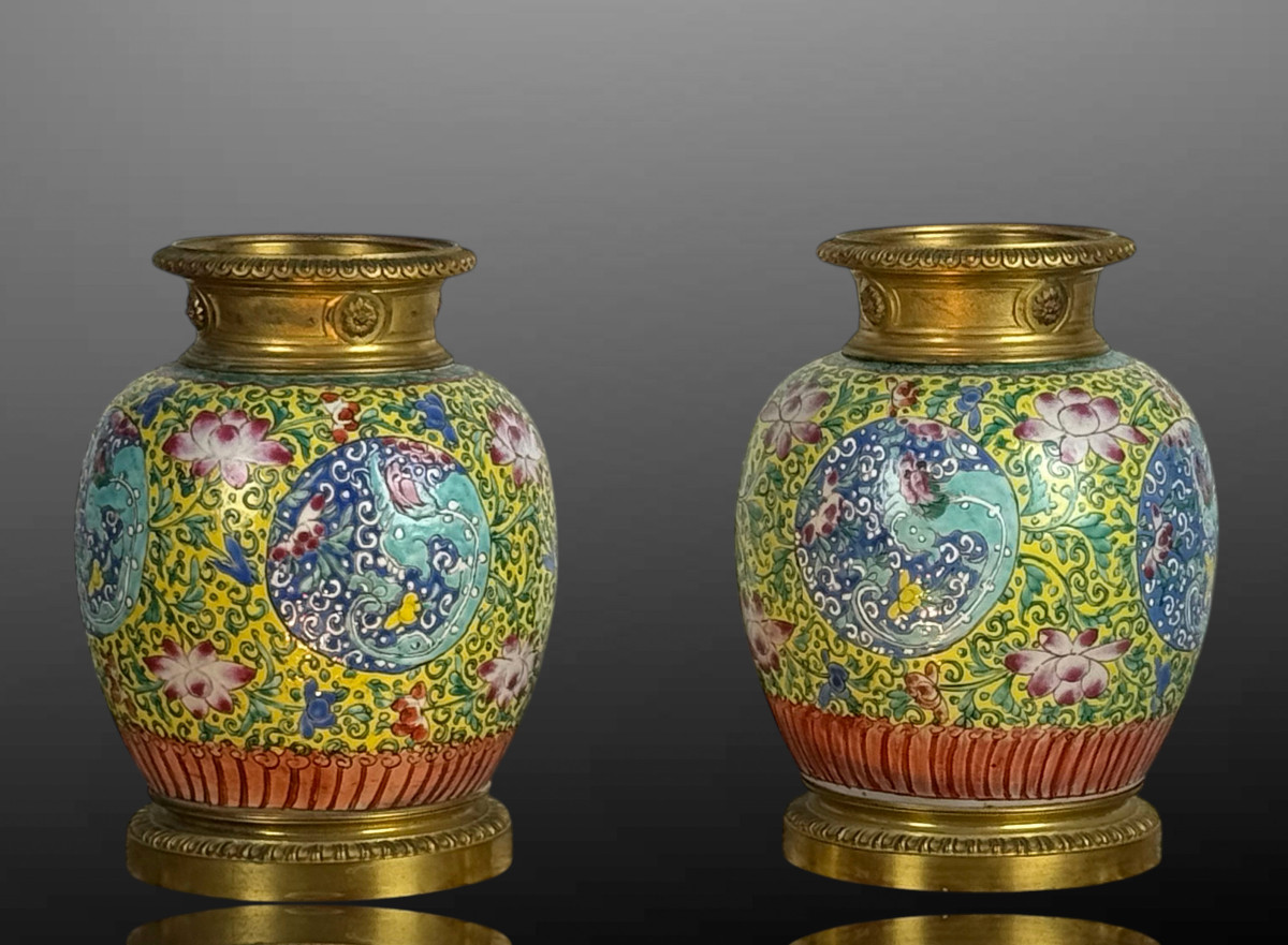 PAIRE DE POTS CHINOIS DU 18eme EN PORCELAINE POLYCHROME ORNÉS DE BRONZE DORÉ