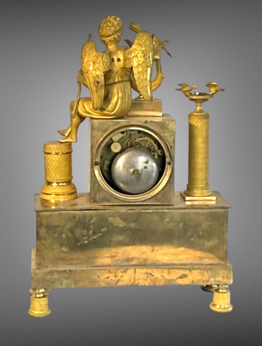 PENDULE ÉPOQUE EMPIRE EN BRONZE DORÉ A DECOR D'EROS JOUANT DE LA HARPE-photo-8