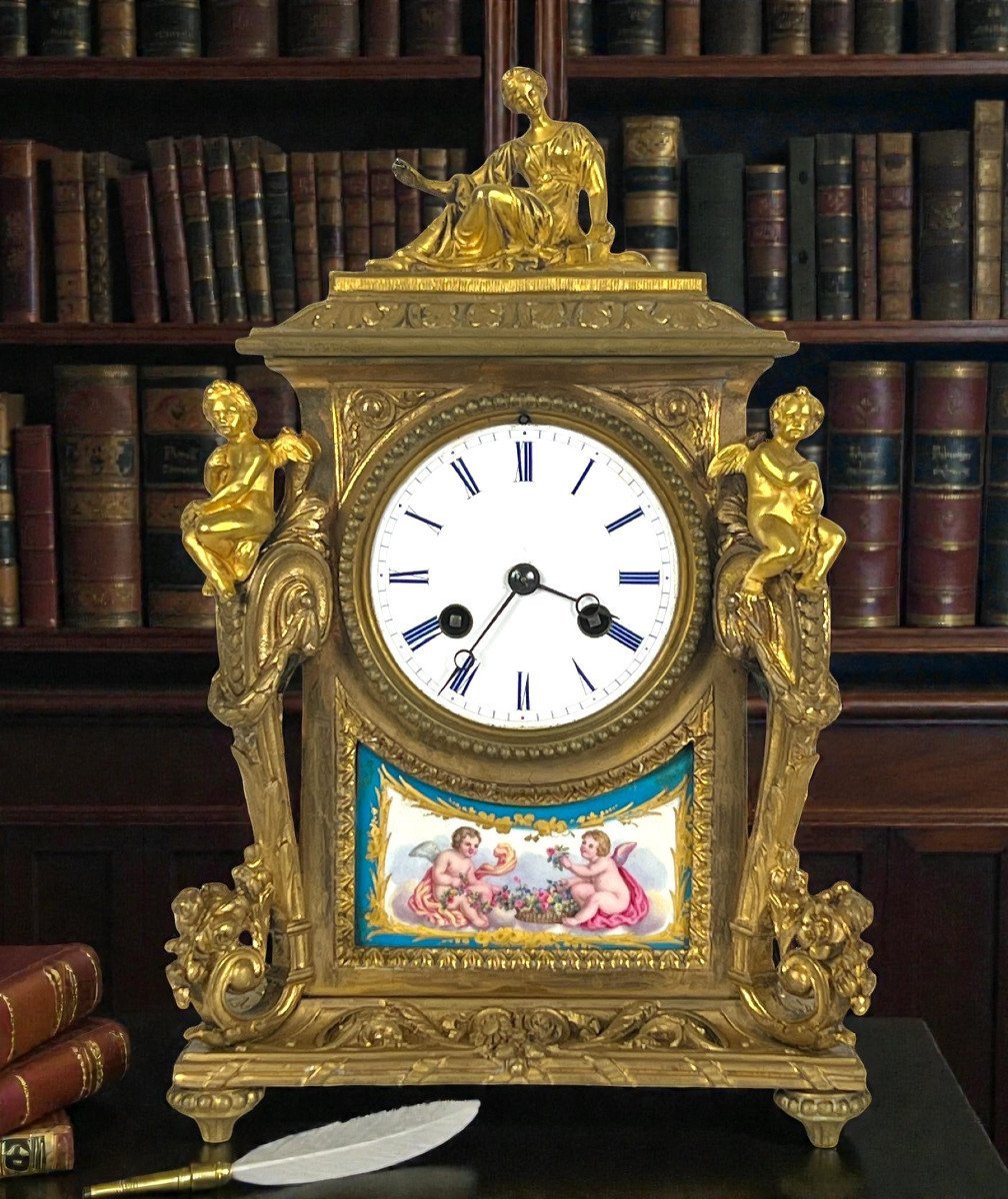 PENDULE DU XIXe EN BRONZE DORÉ ET PORCELAINE DE SÈVRES A DÉCOR DE PERSONNAGES-photo-2
