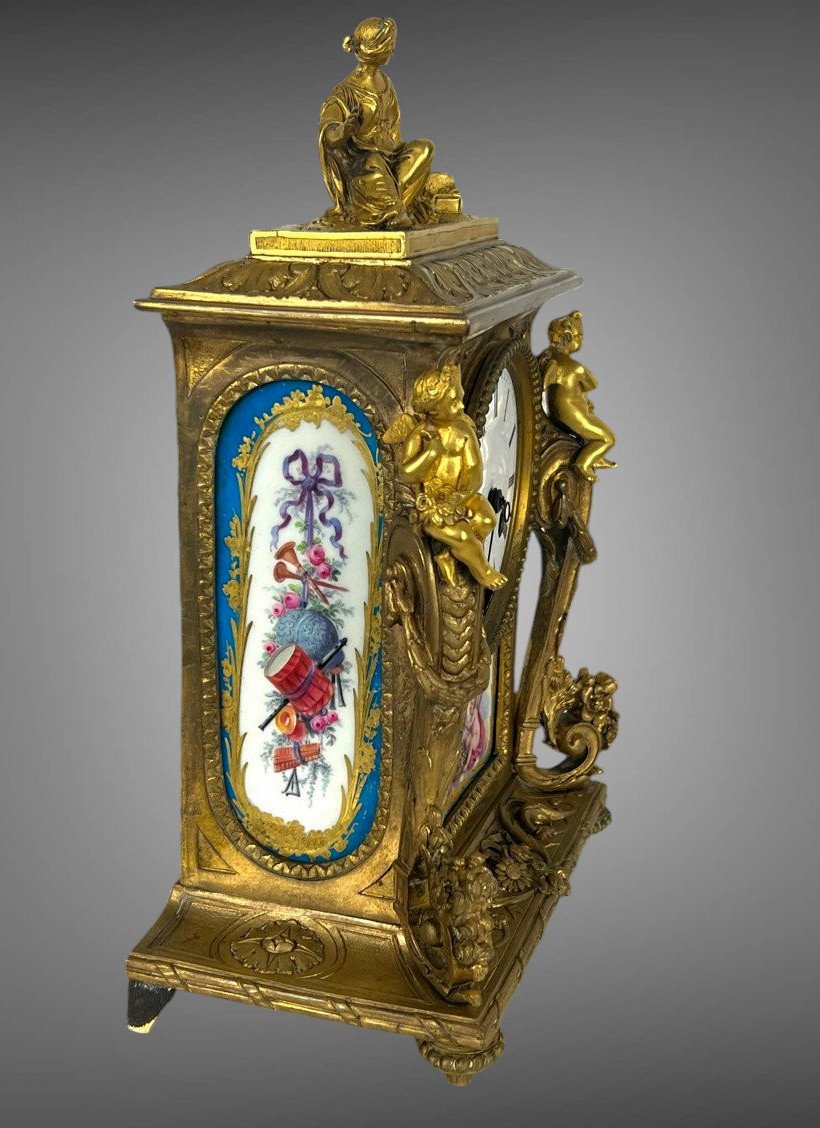 PENDULE DU XIXe EN BRONZE DORÉ ET PORCELAINE DE SÈVRES A DÉCOR DE PERSONNAGES-photo-3