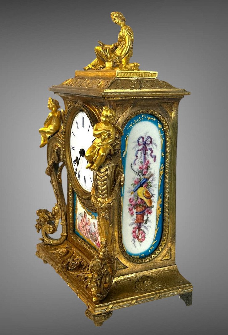 PENDULE DU XIXe EN BRONZE DORÉ ET PORCELAINE DE SÈVRES A DÉCOR DE PERSONNAGES-photo-4