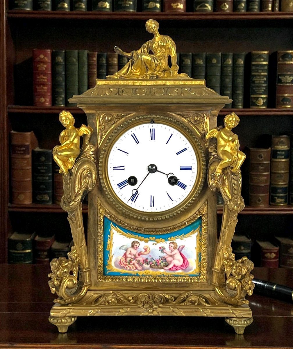 PENDULE DU XIXe EN BRONZE DORÉ ET PORCELAINE DE SÈVRES A DÉCOR DE PERSONNAGES-photo-1
