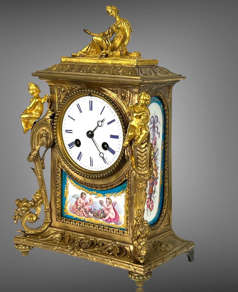 PENDULE DU XIXe EN BRONZE DORÉ ET PORCELAINE DE SÈVRES A DÉCOR DE PERSONNAGES-photo-2