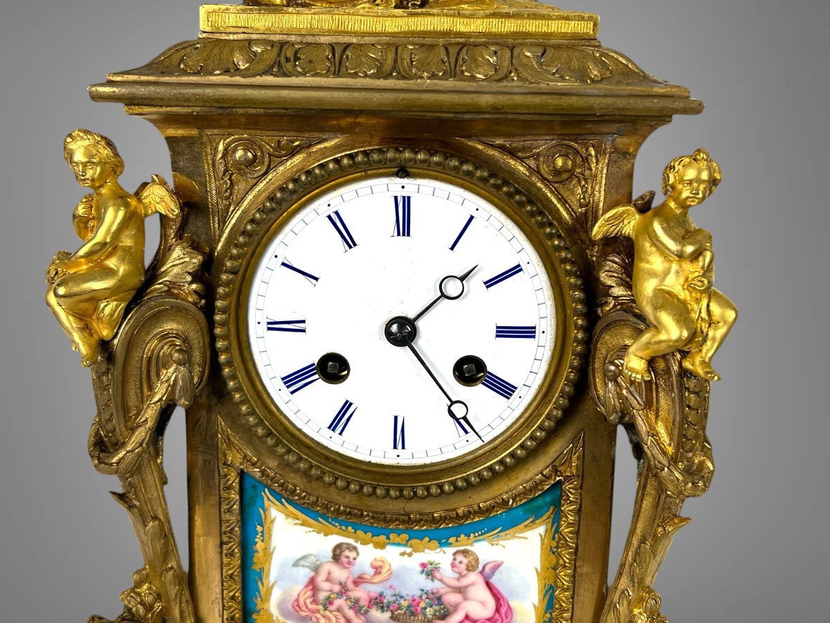 PENDULE DU XIXe EN BRONZE DORÉ ET PORCELAINE DE SÈVRES A DÉCOR DE PERSONNAGES-photo-3