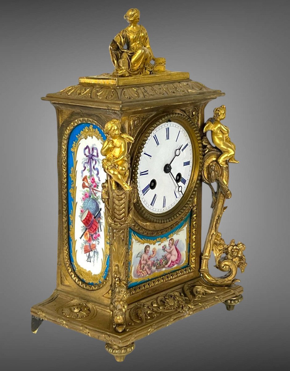 PENDULE DU XIXe EN BRONZE DORÉ ET PORCELAINE DE SÈVRES A DÉCOR DE PERSONNAGES-photo-4