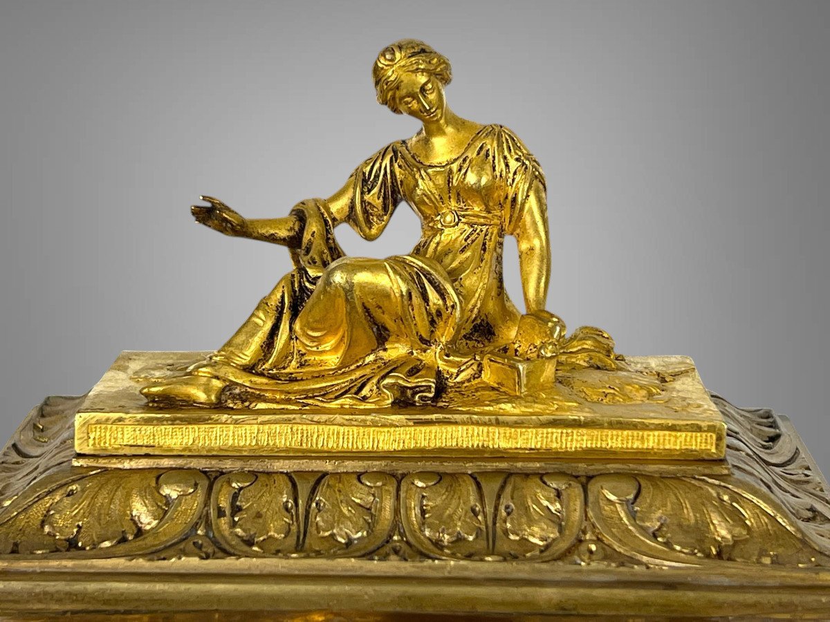 PENDULE DU XIXe EN BRONZE DORÉ ET PORCELAINE DE SÈVRES A DÉCOR DE PERSONNAGES-photo-5