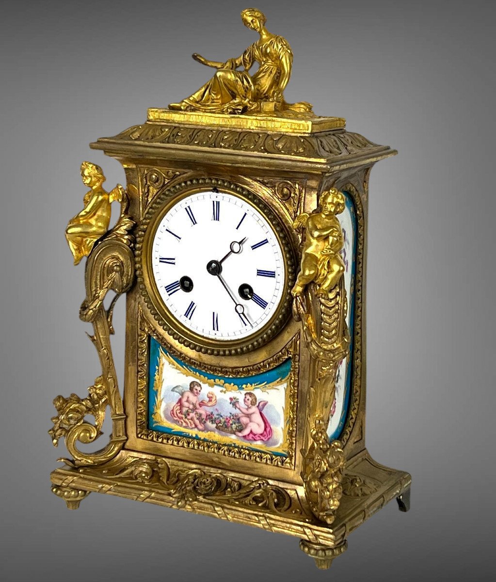 PENDULE DU XIXe EN BRONZE DORÉ ET PORCELAINE DE SÈVRES A DÉCOR DE PERSONNAGES-photo-8