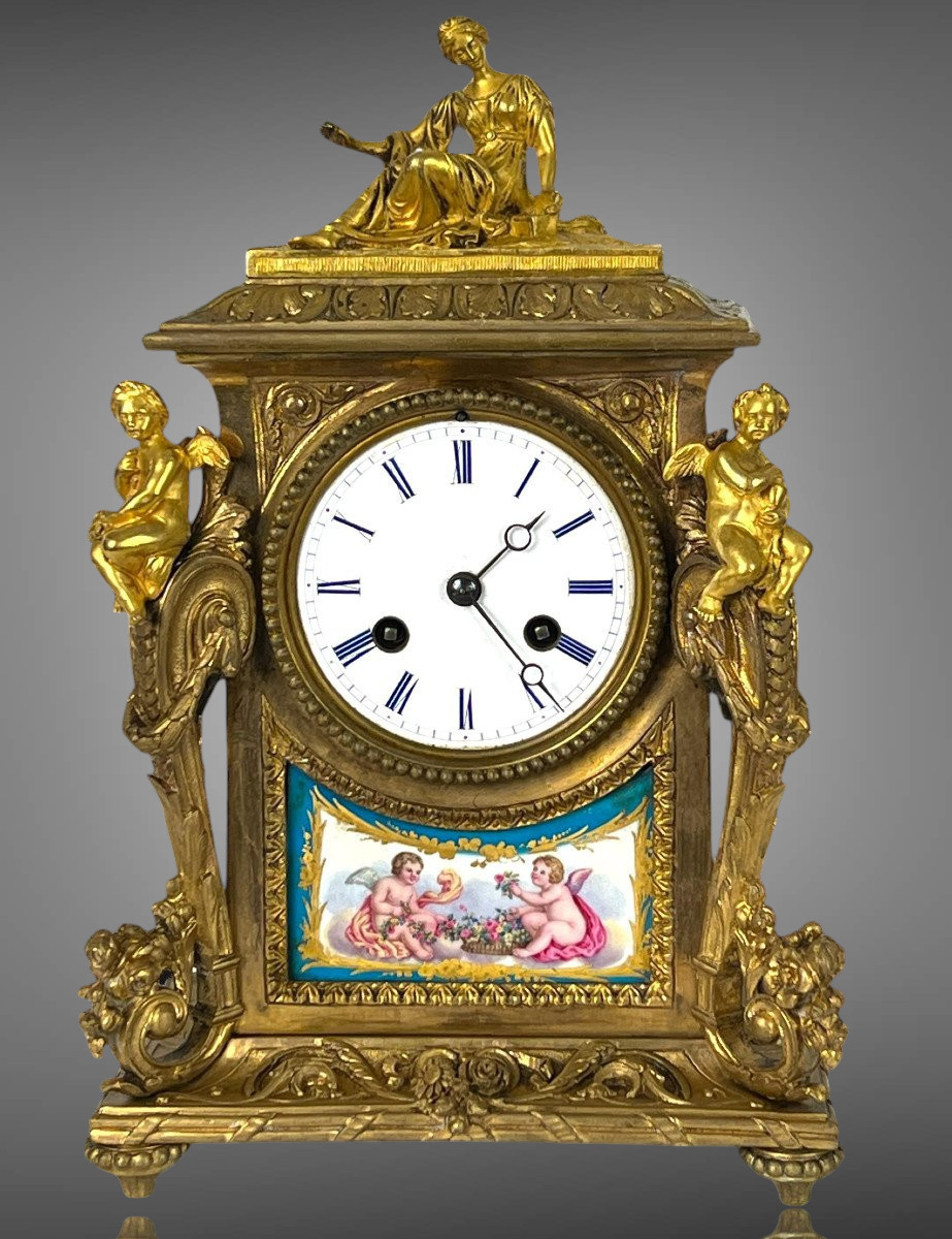 PENDULE DU XIXe EN BRONZE DORÉ ET PORCELAINE DE SÈVRES A DÉCOR DE PERSONNAGES