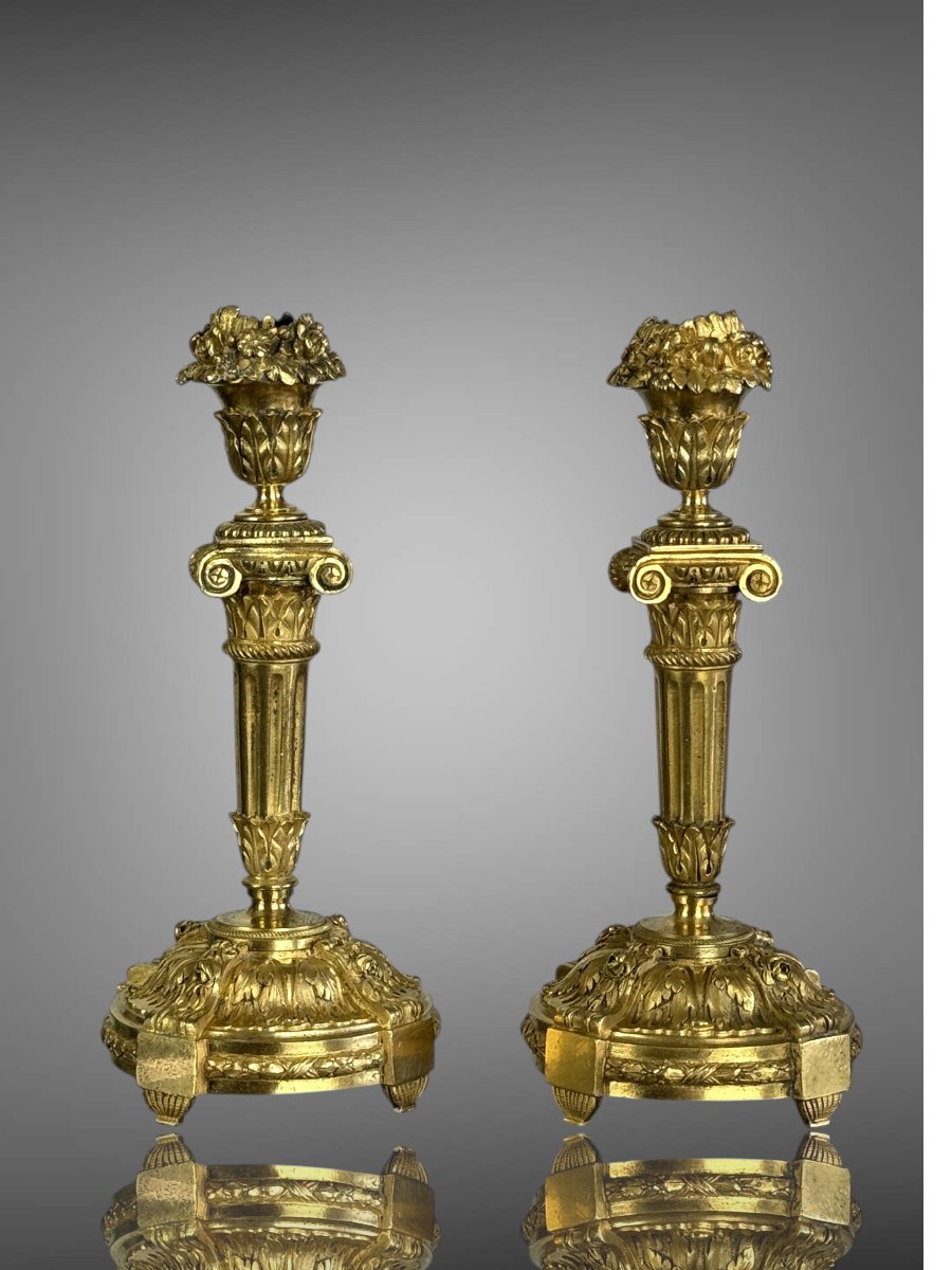 PAIRE DE BOUGEOIRS EN BRONZE DORÉ FINEMENT CISELÉ DU XIXe DE STYLE EMPIRE-photo-3