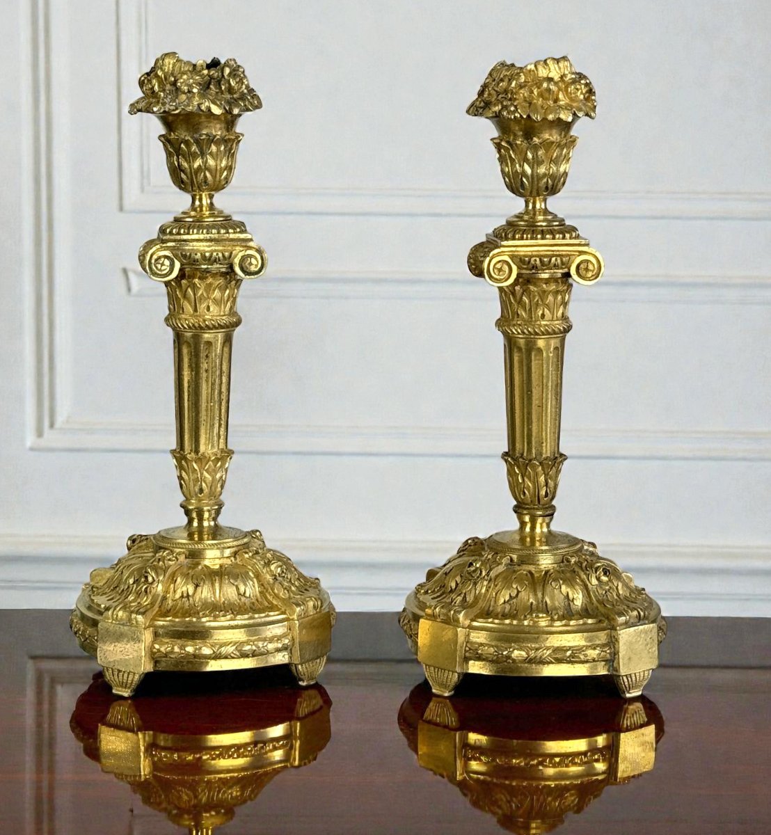 PAIRE DE BOUGEOIRS EN BRONZE DORÉ FINEMENT CISELÉ DU XIXe DE STYLE EMPIRE-photo-4