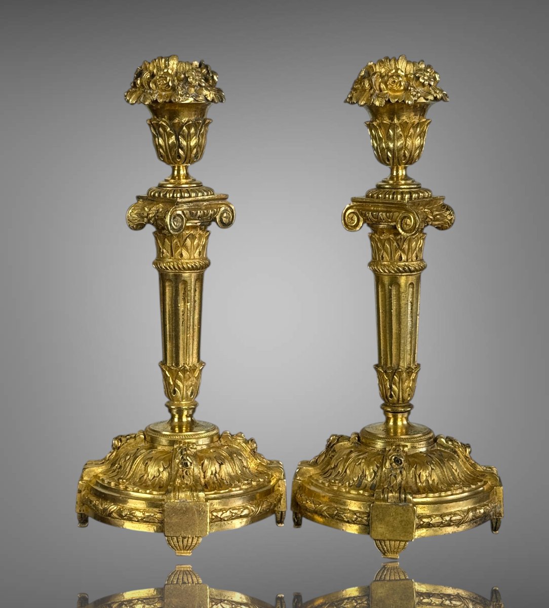 PAIRE DE BOUGEOIRS EN BRONZE DORÉ FINEMENT CISELÉ DU XIXe DE STYLE EMPIRE-photo-1