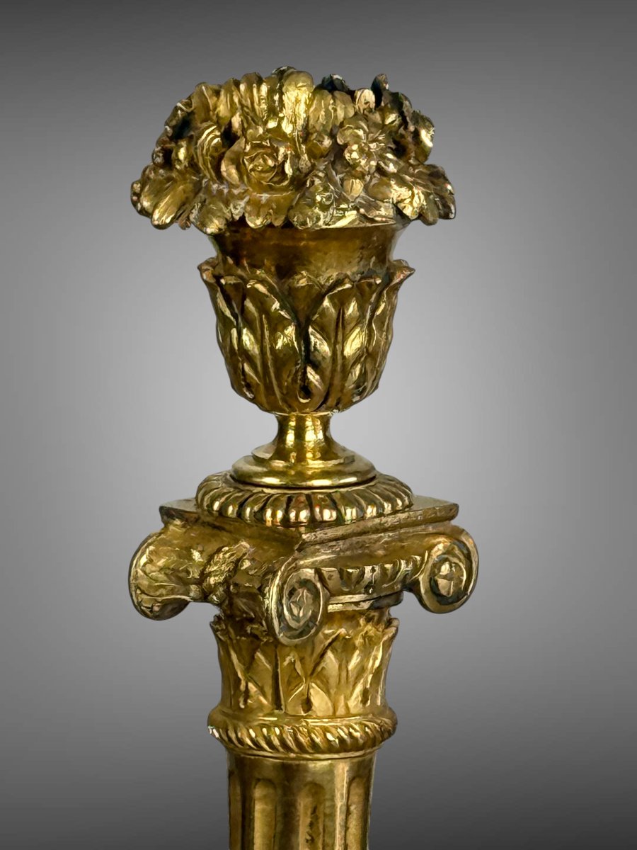 PAIRE DE BOUGEOIRS EN BRONZE DORÉ FINEMENT CISELÉ DU XIXe DE STYLE EMPIRE-photo-2