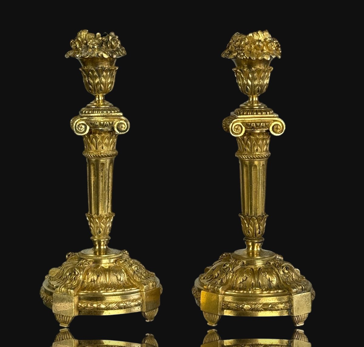 PAIRE DE BOUGEOIRS EN BRONZE DORÉ FINEMENT CISELÉ DU XIXe DE STYLE EMPIRE-photo-7