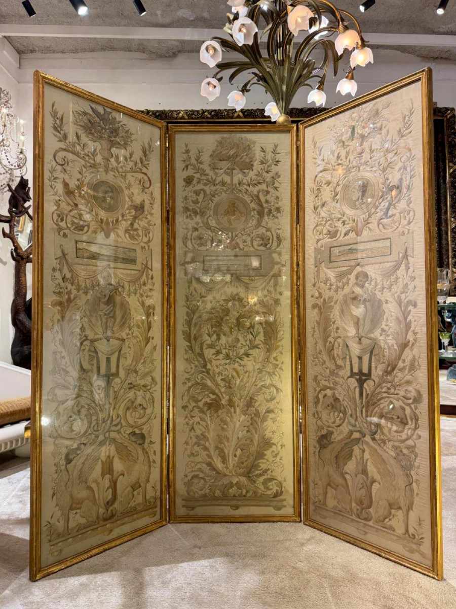 IMPORTANT PARAVENT LOUIS XVI D 'ÉPOQUE XVIIIe EN SOIERIE BRODÉE ET PEINTE