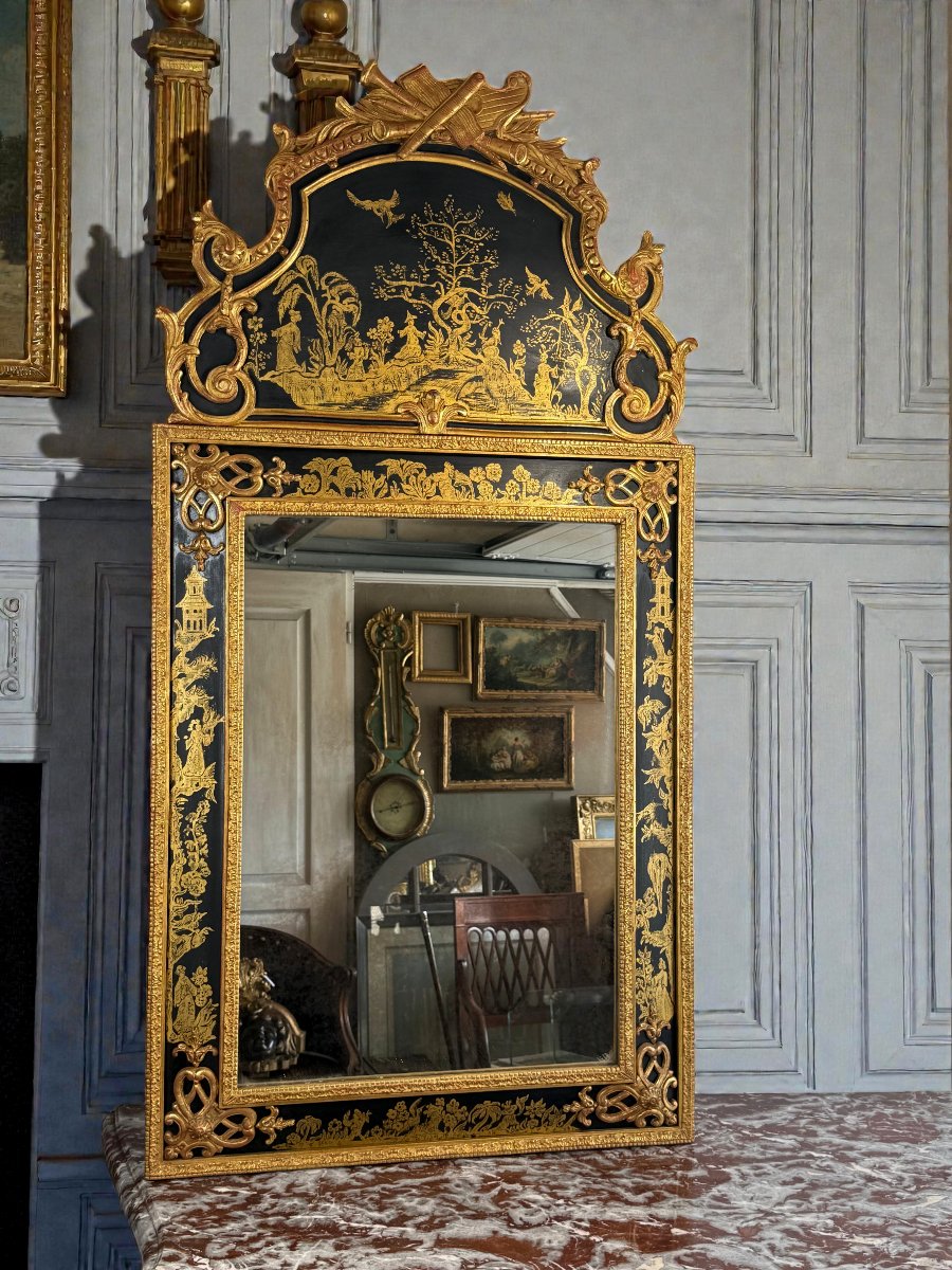 MIROIR EN BOIS PEINT ET DORÉ A DÉCOR CHINOIS DE STYLE RÉGENCE DES ANNÉES 70